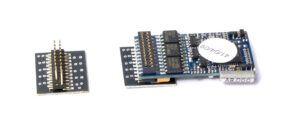 Adapterplatine 21MTC-Decoder neben einem Lokdecoder, schräge Ansicht