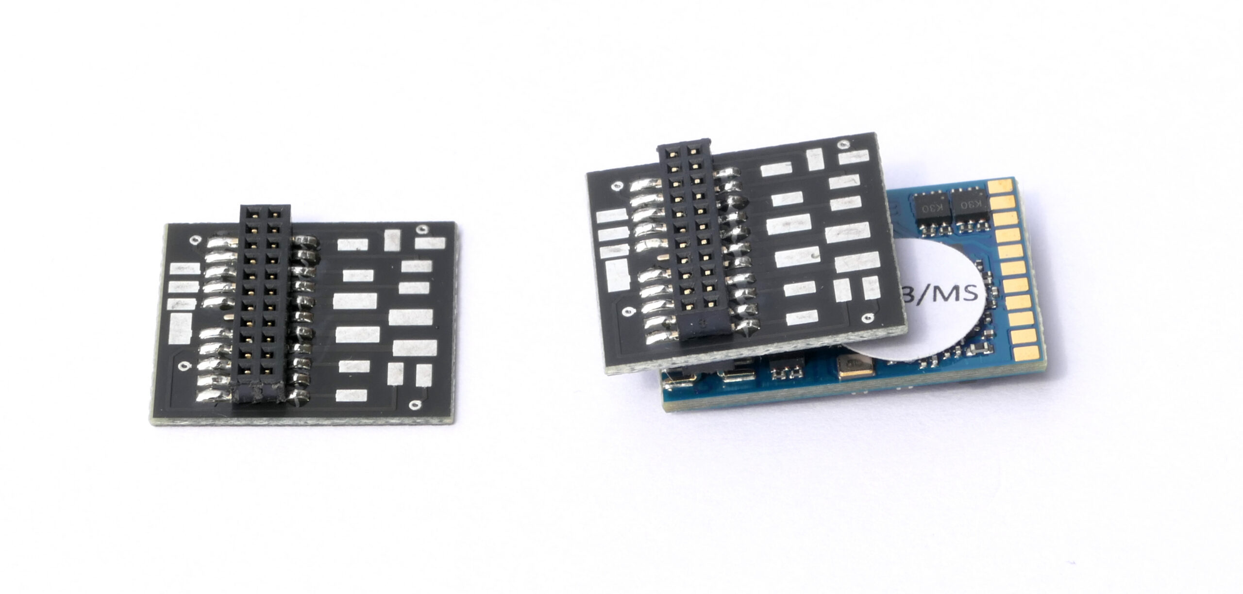 Adapterplatine PluX22-Decoder neben einem Lokdecoder